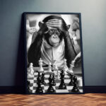 Nachdenklicher Schimpanse Affe beim Schachspiel Kunstdruck Poster Wandkunst für Wohnzimmer, Schlafzimmer, Büro