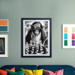 Nachdenklicher Schimpanse Affe beim Schachspiel Kunstdruck Poster Wandkunst für Wohnzimmer, Schlafzimmer, Büro – Bild 3