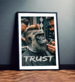 Gorilla beim Barber "Trust" Poster Exklusive Wandkunst für Wohnzimmer, Schlafzimmer, Büro – Bild 2
