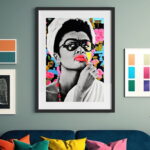F. Kahlo in Audrey Hepburn Pose als Fotoposter, Leinwandbild oder Bild mit Rahmen – Bild 2