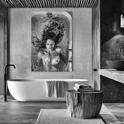 entspannte frau in der badewanne schwarz weiß fotografie bild für badezimmer moderne wanddeko