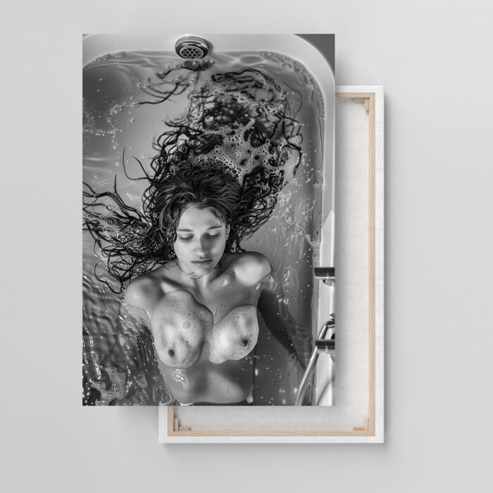 entspannte frau in der badewanne schwarz weiß fotografie bild für badezimmer moderne wanddeko