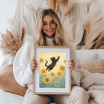 verspielte schwarze katze unter sonnenblumen kunstdruck