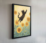verspielte schwarze katze unter sonnenblumen kunstdruck