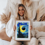 sternennacht mit schwarzer katze auf halbmond | kunstdruck