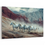 majestätische weiße pferde, die durch berge galoppieren