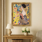 Dame mit Fächer von Gustav Klimt Bild mit Rahmen in Gold (Kopie)