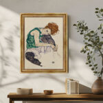 Sitzende Frau mit hochgezogenem Knie von Egon Schiele Bild mit Rahmen Bild mit Rahmen in Gold