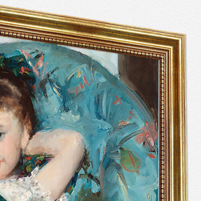 Kleines Mädchen im blauen Fauteuil von Cassatt Kunstdruck Leinwandbild mit Rahmen in Gold