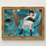 Kleines Mädchen im blauen Fauteuil von Cassatt Kunstdruck Leinwandbild mit Rahmen in Gold