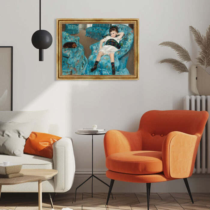 Kleines Mädchen im blauen Fauteuil von Cassatt Kunstdruck Leinwandbild mit Rahmen in Gold