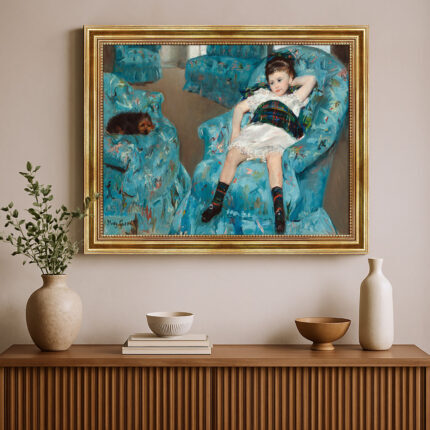 Kleines Mädchen im blauen Fauteuil von Cassatt Kunstdruck Leinwandbild mit Rahmen in Gold