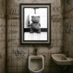 Süßer Teddy Bär muss mal Lustiger Tierdruck, Bild für Badezimmer Gäste WC Toiletten Dekoration