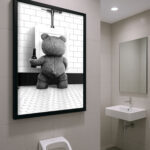 Süßer Teddy Bär muss mal Lustiger Tierdruck, Bild für Badezimmer Gäste WC Toiletten Dekoration