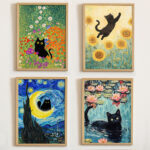 Die Kunstkatzen 4er Set Poster, Schwarze Katze in Berühmten Gemälden – Van Gogh Sternennacht, Monet Seerosen, Klimt Stil Deko für Katzenliebhaber