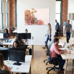 Zarte Pflanzensilhouetten auf Rosa mit rundem Sonnenelement und Monstera-Blättern