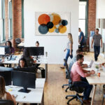 Spielerische Kreiskomposition in Orange, Dunkelrot, Gelb und Petrol auf hellem Grund – Bild 5