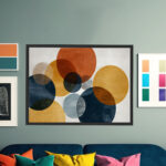 Luftige Kreiskomposition in Dunkelrot, Orange, Blaugrau und Ocker mit viel Weißraum – Bild 6