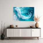 Türkisfarbene Meereswelle aus der Vogelperspektive mit weißem Schaumwirbel und Tiefenwirkung – Bild 2