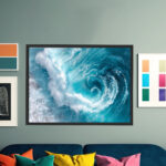 Türkisfarbene Meereswelle aus der Vogelperspektive mit weißem Schaumwirbel und Tiefenwirkung – Bild 6