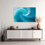 Spiralförmige Meereswelle in sattem Türkis und Tiefblau aus der Draufsicht – Bild 2