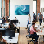 Spiralförmige Meereswelle in sattem Türkis und Tiefblau aus der Draufsicht – Bild 5