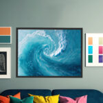 Spiralförmige Meereswelle in sattem Türkis und Tiefblau aus der Draufsicht – Bild 6