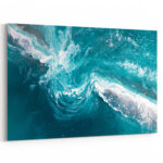 Breite Meereswelle von oben in fließendem Türkis und weißem Schaum in organischer Bewegung