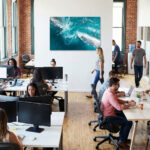 Breite Meereswelle von oben in fließendem Türkis und weißem Schaum in organischer Bewegung – Bild 5