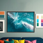 Breite Meereswelle von oben in fließendem Türkis und weißem Schaum in organischer Bewegung – Bild 6