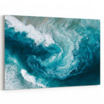 Wirbelnde Meereswelle mit weißem Schaum in tiefem Türkisblau und dynamischer Wellenbewegung