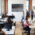 Minimalistisches Ölgemälde mit einzelnem goldenen Streifen auf dunkelgrauem strukturiertem Hintergrund – Bild 5