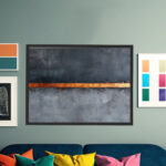 Minimalistisches Ölgemälde mit einzelnem goldenen Streifen auf dunkelgrauem strukturiertem Hintergrund – Bild 6