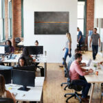 Minimalistisches Gemälde mit feiner Kupfer-Gold-Linie auf hellgrauem strukturiertem Malgrund – Bild 5