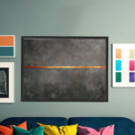 Minimalistisches Gemälde mit feiner Kupfer-Gold-Linie auf hellgrauem strukturiertem Malgrund – Bild 6