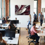 Skulpturale Abstraktion in Dunkelrot und Weiß mit fließenden, organisch gewölbten Formen – Bild 5