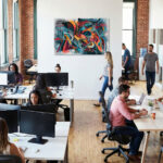 Dynamisches Urban-Art-Gemälde mit kalligrafischen Formen in Rot, Orange, Türkis und Schwarz – Bild 5