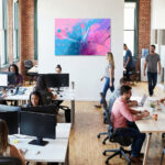 Freies Farbspiel in Pink und Blau mit Spritzern und geschwungenen Linien auf hellem Hintergrund – Bild 5