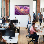 Zarte Rosenblütenblätter in Altrosa und Violett mit warmem Innenlicht in makrofotografischer Nahaufnahme – Bild 5