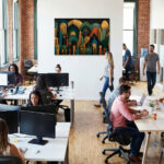 Mystische Großstadtarchitektur im Art-Déco-Stil mit goldenen Ornamenten auf dunklem Teal-Hintergrund – Bild 5