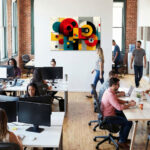 Bauhaus-Geometrie mit Kreisen, Halbkreisen und Rechtecken in kräftigen Primärfarben auf strukturiertem Grund – Bild 5