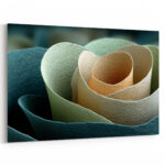 Skulpturale Papier- oder Lederrollen in Salbeigrün und Creme als organisch-minimalistische Nahaufnahme