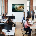 Skulpturale Papier- oder Lederrollen in Salbeigrün und Creme als organisch-minimalistische Nahaufnahme – Bild 5