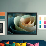 Skulpturale Papier- oder Lederrollen in Salbeigrün und Creme als organisch-minimalistische Nahaufnahme – Bild 6