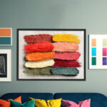 Reihe strukturierter Pinselstriche in Dunkelrot, Rot, Rosa, Creme und Teal als dekoratives Farbmuster – Bild 6