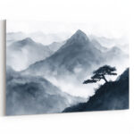 Stimmungsvolle Berglandschaft im blauen Morgennebel mit einsamer Bonsai-Silhouette