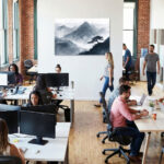 Stimmungsvolle Berglandschaft im blauen Morgennebel mit einsamer Bonsai-Silhouette – Bild 5