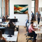 Geschwungene Farbwellen in Teal, Orange und Creme als organische Schichtlandschaft mit Goldstaub – Bild 5