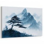 Dramatische Bergspitzen mit Kiefernsilhouette in tiefem Indigoblau und Morgendunst