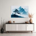 Dramatische Bergspitzen mit Kiefernsilhouette in tiefem Indigoblau und Morgendunst – Bild 2